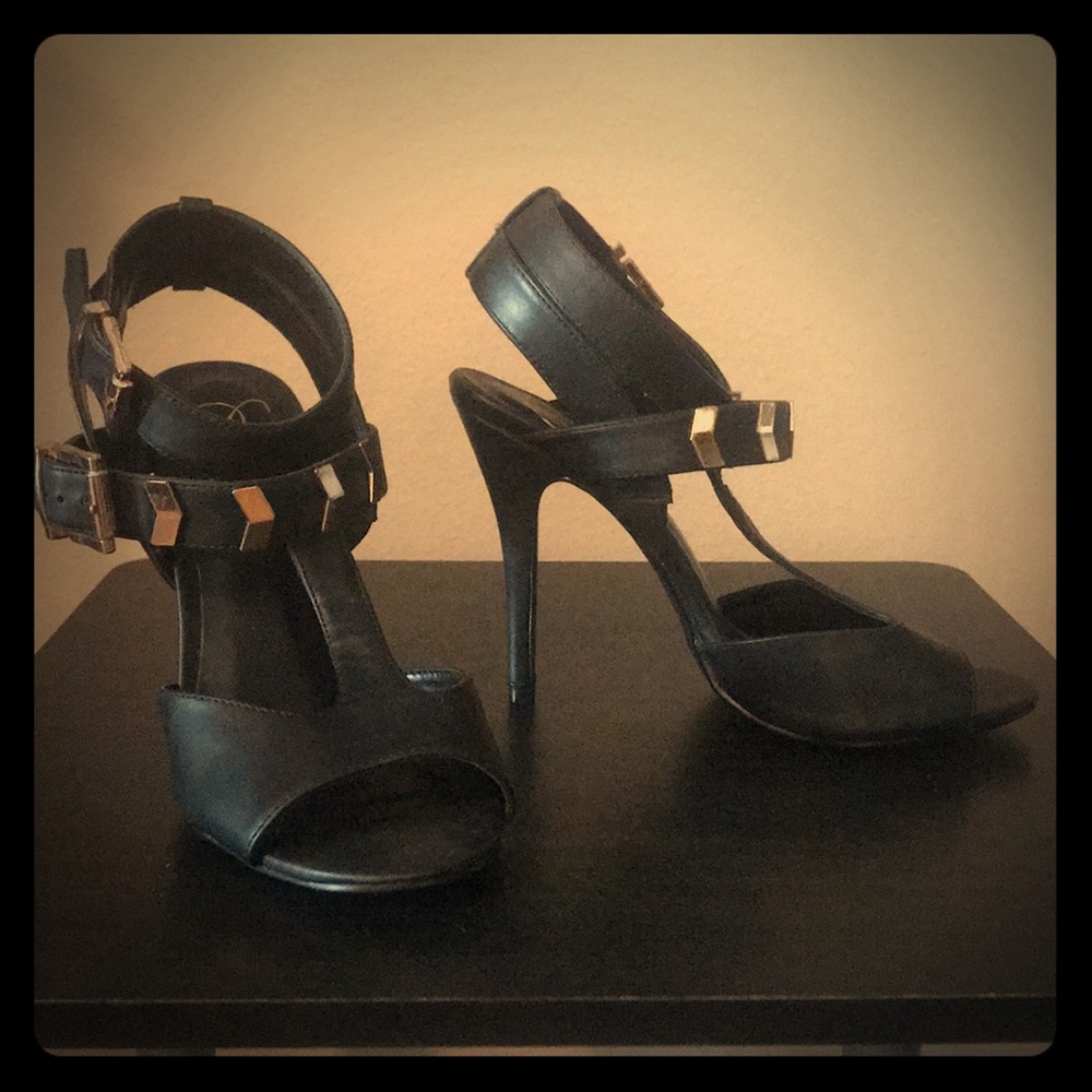 Edgy Black and Gold Arrow Trimmed Pumps